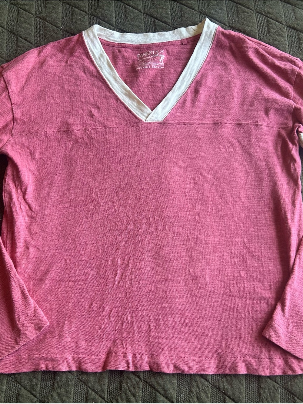 Faherty Sunwashed Pink V-Neck Tee with White Trim Sz M